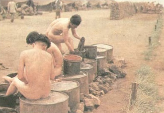 야외목욕:야외에 놓인 드럼통 물을 이용, 공산군 포로들이 몸을 씻고 있다.